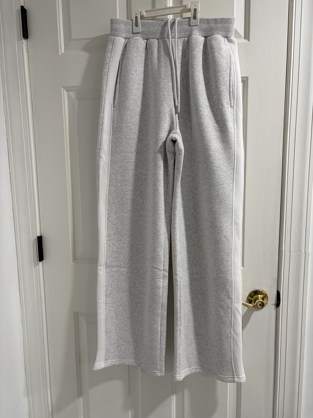 Wilo The Label Women’s Wide-Leg Track Pants in Light Gray with White Side Stripe
